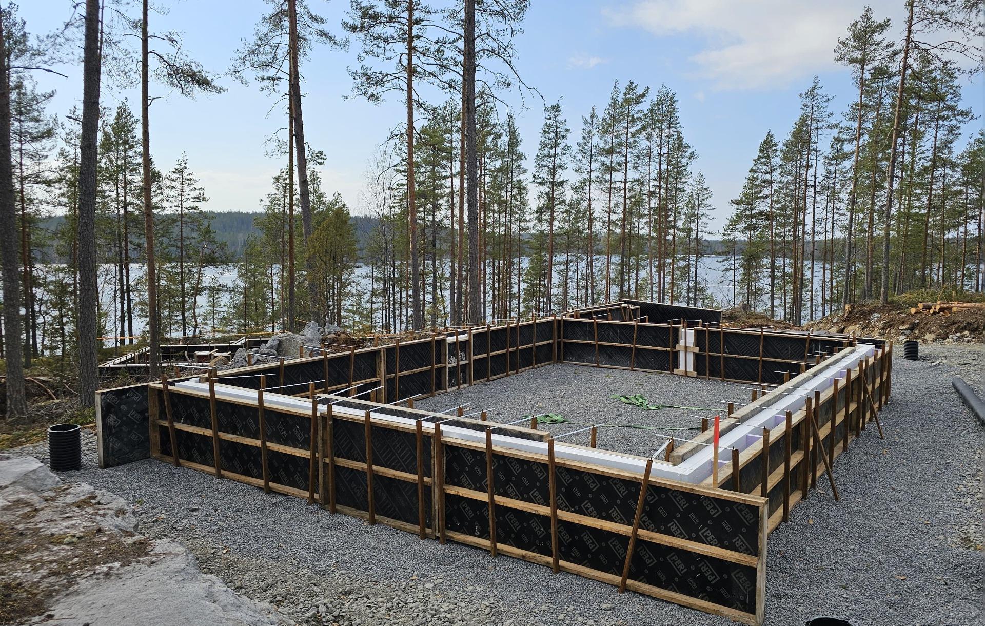 Autotallin muotitettu betoniperustus järven rannalla Mäntyharjulla.