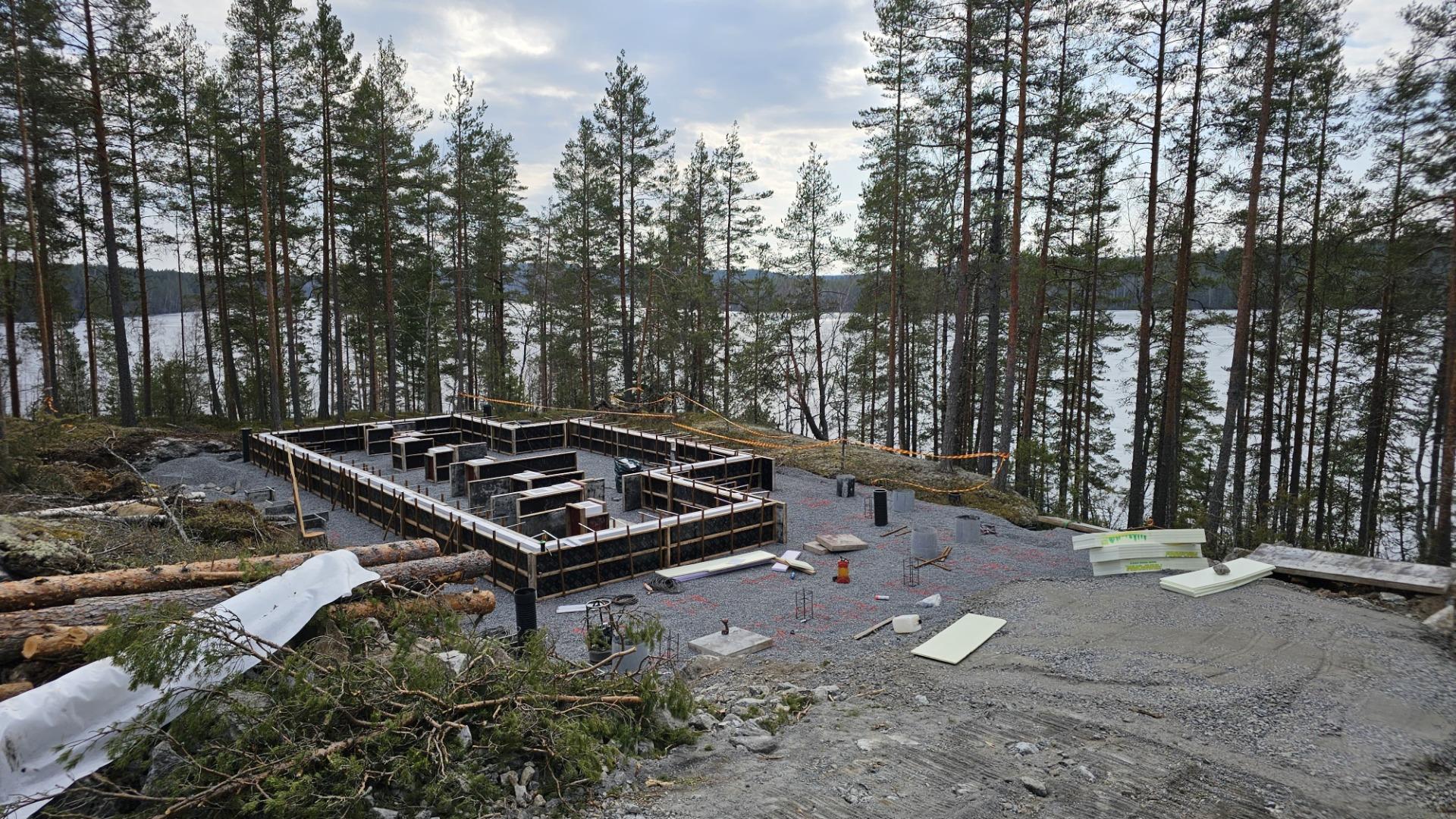 Maanvarainen perustus muotitettuna kalliopohjaiselle tontille Mäntyharjulla.