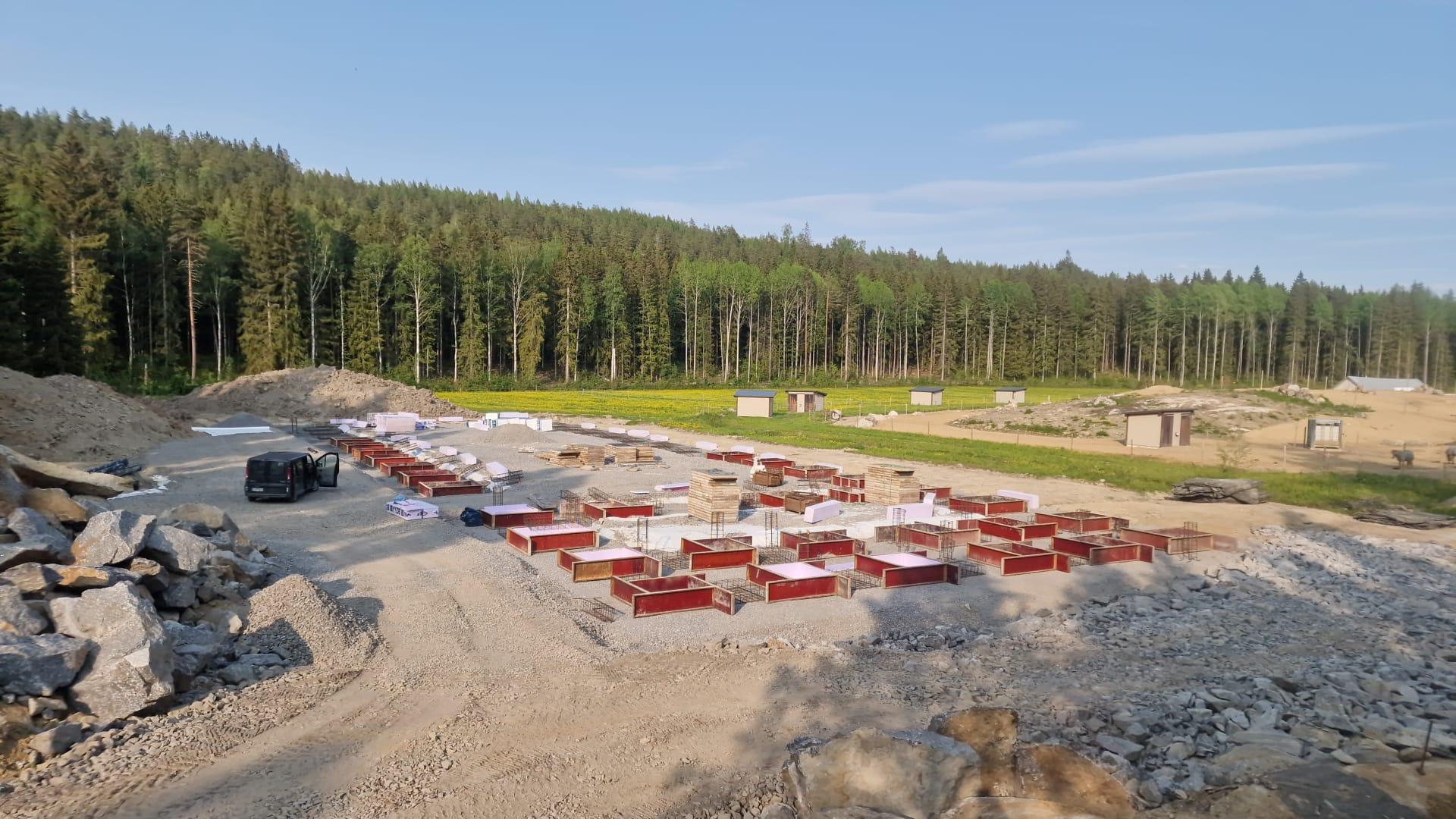 Yksittäiset pilariperustuksen valumuotit riveissä ennen betonivalua.