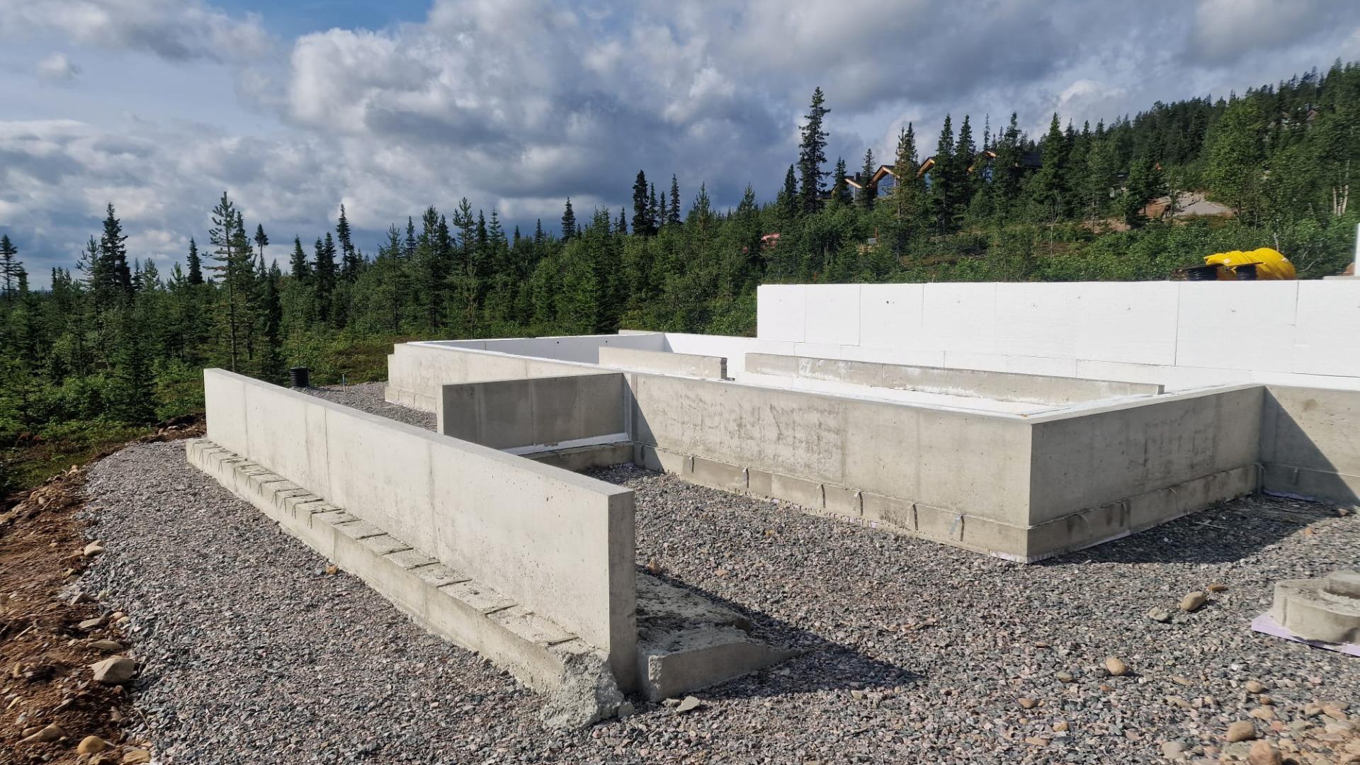 Portaittain rinteen mukaan suunniteltu perustus Ylläksellä - vaativa maasto edellyttää tarkkaa perustussuunnittelua.
